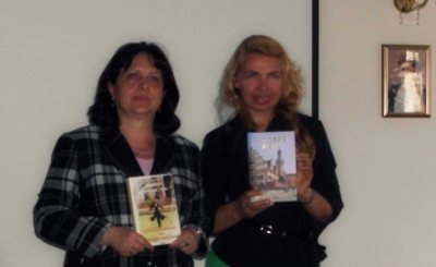 Надежда Оппенлендер (руководитель общества) и писательница Виктория Белинская-Лизе обмениваются книгами